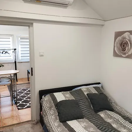 Ibolya Kertvarosaban Apartment
